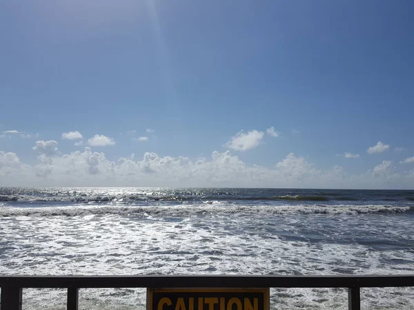 Belo Nascer Sol Enquanto Sol Brilha Céu Azul Através Das — Fotografia de Stock