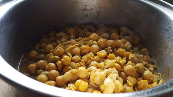 いくつかの調理されたヒヨコ豆のスーパーマクロショットを鍋に — ストック写真