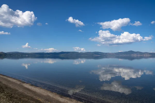 White Clouds Reflecting Crystal Mirror Waters Lake Bracciano Lazio Italy — Stock Photo, Image