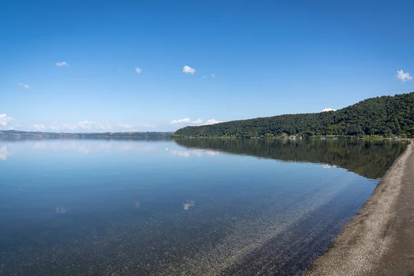 Awan Putih Yang Memantulkan Cermin Kristal Danau Bracciano Lazio Italia — Stok Foto