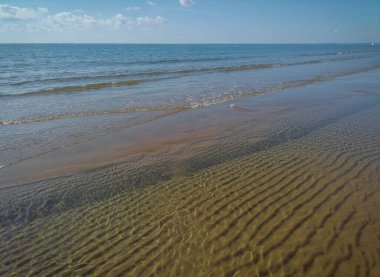 İtalya 'nın Sabaudia sahilinde kristal berrak deniz suyu