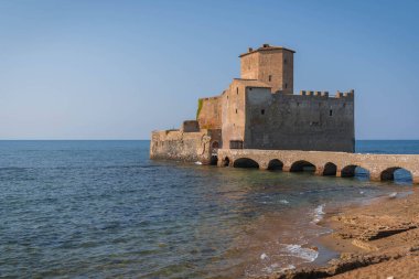 İtalya 'nın Lazio kentindeki Torre Astura' da ortaçağ şatosu ve köprüsü.