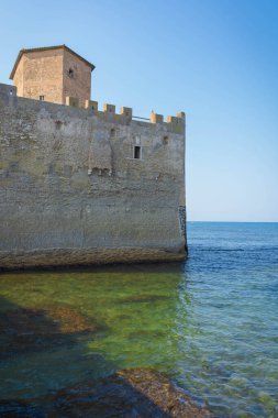 İtalya 'nın Lazio kentindeki Torre Astura' da ortaçağ şatosu ve köprüsü.