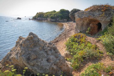 İtalya 'nın Torre Astura kentindeki kaleye giden bir ortaçağ kemer köprüsünün kalıntıları.