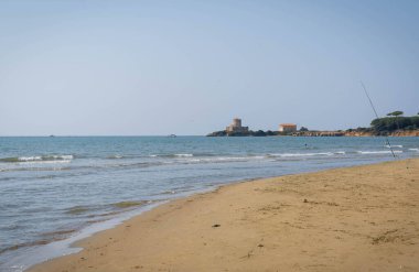 İtalya, Lazio 'daki Torre Astura' da kumsal ve ortaçağ kalesi