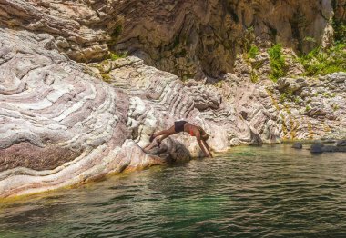 Yunanistan 'ın Evrytania kentindeki Pantha Vrehi yakınlarında nehir suyuna dalan genç kadın