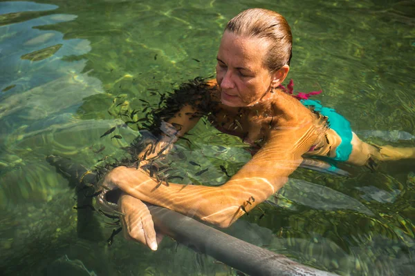 Mujer Cubierta Peces Pelando Lago Termal Voulagmeni Grecia — Foto de Stock