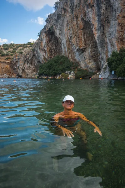 Woman White Cap Covered Fish Peeling Voulagmeni Thermal Lake Greece — Stock Photo, Image