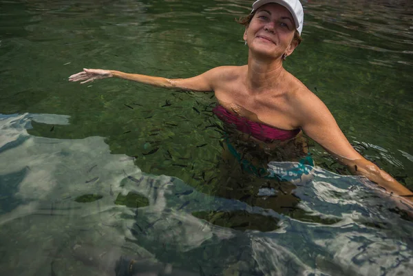 Mujer Con Una Gorra Blanca Cubierta Pescado Pelando Lago Termal — Foto de Stock