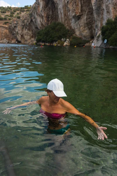 Woman White Cap Covered Fish Peeling Voulagmeni Thermal Lake Greece — Stock Photo, Image