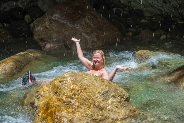 Mujer Joven Bañándose Una Cascada Entre Las Rocas Cerca Pantha — Foto de Stock