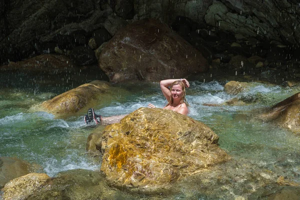 Mujer Joven Bañándose Una Cascada Entre Las Rocas Cerca Pantha — Foto de Stock