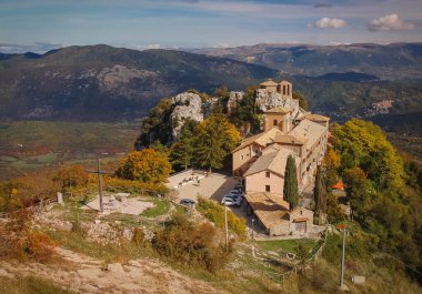 Lazio, İtalya 'daki Mentorella Leydimizin Tapınağı' na Hava Görüntüsü (İHA)