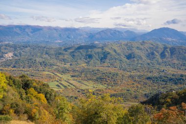 İtalya 'da Roma yakınlarındaki dağlarda sonbahar renkleri