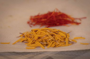 Civitavenga, İtalya 'daki hasat sırasında masanın üzerinde bir yığın safran çiçeği vardı.