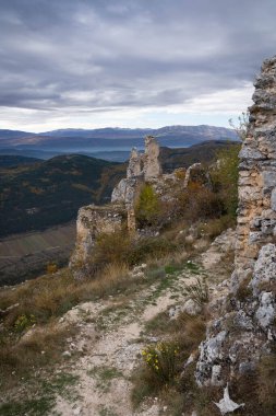 Rocca Calascio 'daki ortaçağ şatosunun ve İtalya' daki Abruzzo 'nun sonbahar dağlarının kısmi manzarası