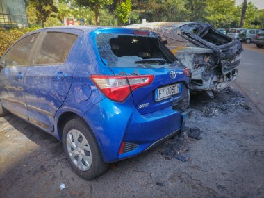 Roma, İtalya - 19 Ağustos 2021, Roma, İtalya 'da iki yanmış yolcu vagonunun kalıntıları