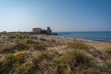 Torre Astura, İtalya - 12 Eylül 2021, Torre Astura 'daki ortaçağ şatosunun arka planında kum tepeleri