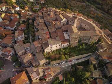 İtalya 'nın Lazio kentindeki Roviano Ortaçağ kasabasında günbatımında hava manzarası