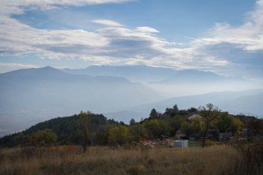 İtalya 'nın Rocca Calascio kenti yakınlarında bulut ve sis içindeki sonbahar Abruzzo dağlarının görüntüsü