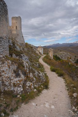 Rocca Calascio 'daki ortaçağ şatosunun ve İtalya' daki Abruzzo 'nun sonbahar dağlarının kısmi manzarası