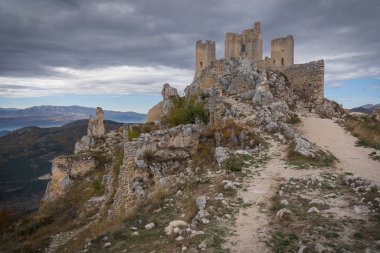 İtalya 'nın Abruzzo kentindeki Rocca Calascio' daki ortaçağ şatosunun kalıntıları.