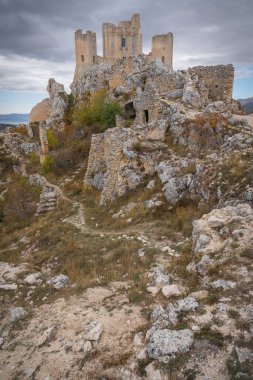İtalya 'nın Abruzzo kentindeki Rocca Calascio' daki ortaçağ şatosunun kalıntıları.