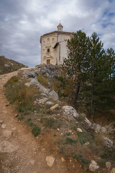 Częściowy Widok Ruiny Średniowiecznej Kaplicy Rocca Calascio Jesienne Góry Abruzji — Zdjęcie stockowe