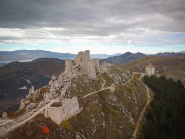 İtalya 'nın Abruzzo kentindeki Rocca Calascio kentindeki ortaçağ şatosunun havadan görünüşü