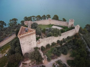 Castillo del Leone kalesinin havadan görünüşü Castiglione del Lago, Umbria, İtalya