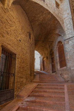 İtalya 'nın Perugia kentindeki pembe taş şehir Assisi' de resim gibi bir şehir.