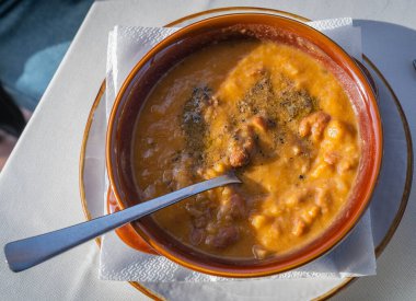 İtalya 'da Trasimeno Gölü yakınlarındaki bir toprak kabında geleneksel fasulye çorbası.
