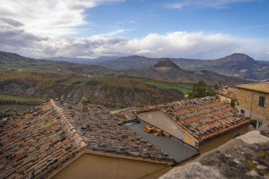 İtalya 'da Emilia Romagna' da Borgo San Leo sokaklarında şehir manzarası