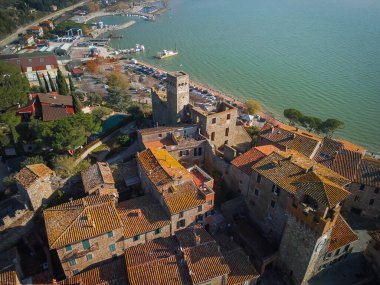 İtalya 'nın Passignano kasabasındaki ortaçağ şatosunun harabeleriyle güzel bir şehir manzarası.