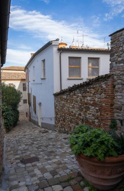 İtalya 'da Emilia Romagna' da Borgo Santarcangelo di Romagna sokaklarında şehir manzarası