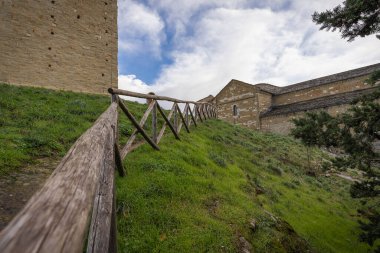 İtalya 'da Emilia Romagna' da Borgo San Leo sokaklarında şehir manzarası