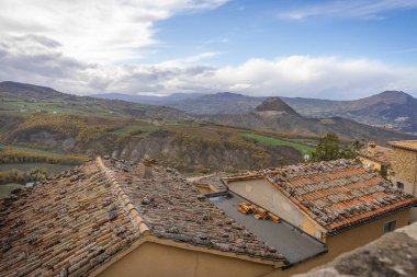 İtalya 'da Emilia Romagna' da Borgo San Leo sokaklarında şehir manzarası