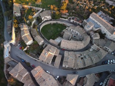 İtalya 'nın Umbria kentindeki Ortaçağ şehri Assisi' nin havadan görünüşü