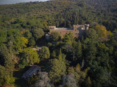 İtalya 'nın Umbria kentindeki Trasimeno Gölü yakınlarındaki Borja Kalesi' nin havadan görünüşü