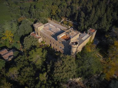 İtalya 'nın Umbria kentindeki Trasimeno Gölü yakınlarındaki Borja Kalesi' nin havadan görünüşü