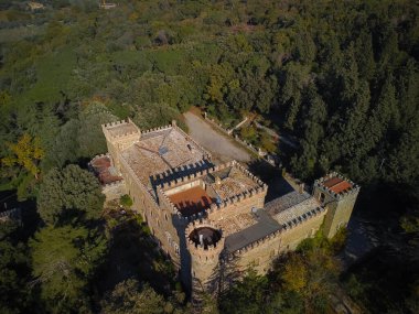İtalya 'nın Umbria kentindeki Trasimeno Gölü yakınlarındaki Borja Kalesi' nin havadan görünüşü