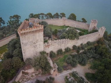 Castillo del Leone kalesinin havadan görünüşü Castiglione del Lago, Umbria, İtalya