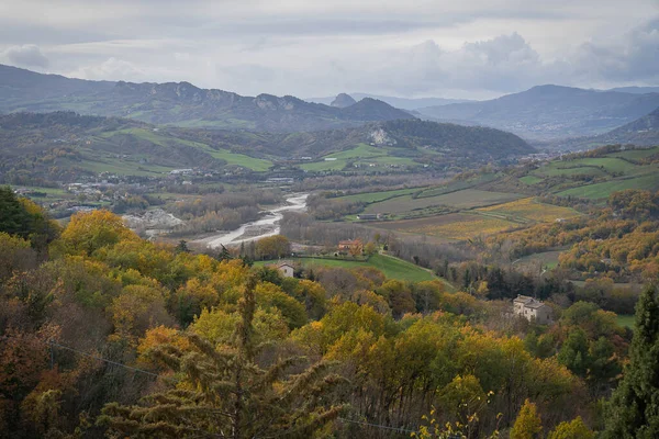 イタリアのエミリア ロマーニャ州の山々の秋の風景 — ストック写真