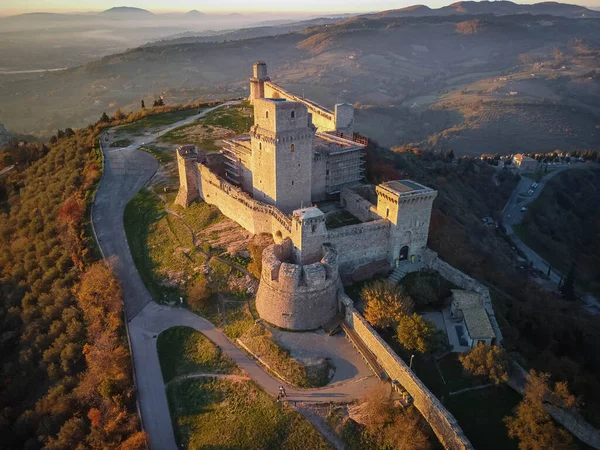 İtalya, Umbria 'daki Assisi' de Rocca Major 'da gün batımında hava manzarası