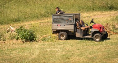 Roma, İtalya - 07 Mayıs 2020, Roma, İtalya 'nın kenar mahallelerinde küçük bir kamyonet çalışıyor.