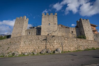 İtalya 'nın Fronzinone ilindeki Borgo Vico nel Lazio Kalesi duvarları