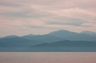 Rusya 'nın Irkutsk bölgesindeki Baykal Gölü' nün manzarası.