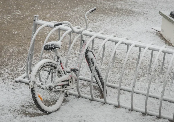 Γραφική Θέα Από Ένα Μοναχικό Ποδήλατο Που Καλύπτεται Φρέσκο Χιόνι — Φωτογραφία Αρχείου