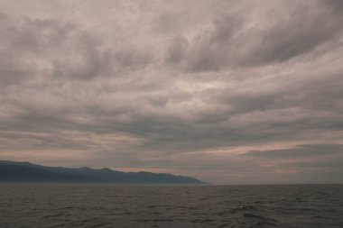 Rusya 'nın Irkutsk bölgesindeki Baykal Gölü' nün manzarası.