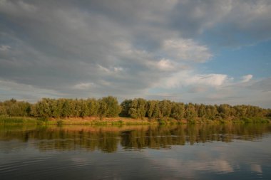 Orta Rusya 'nın Akhtuba Nehri ve Rusya' nın sudaki yansımaları ile manzarası
